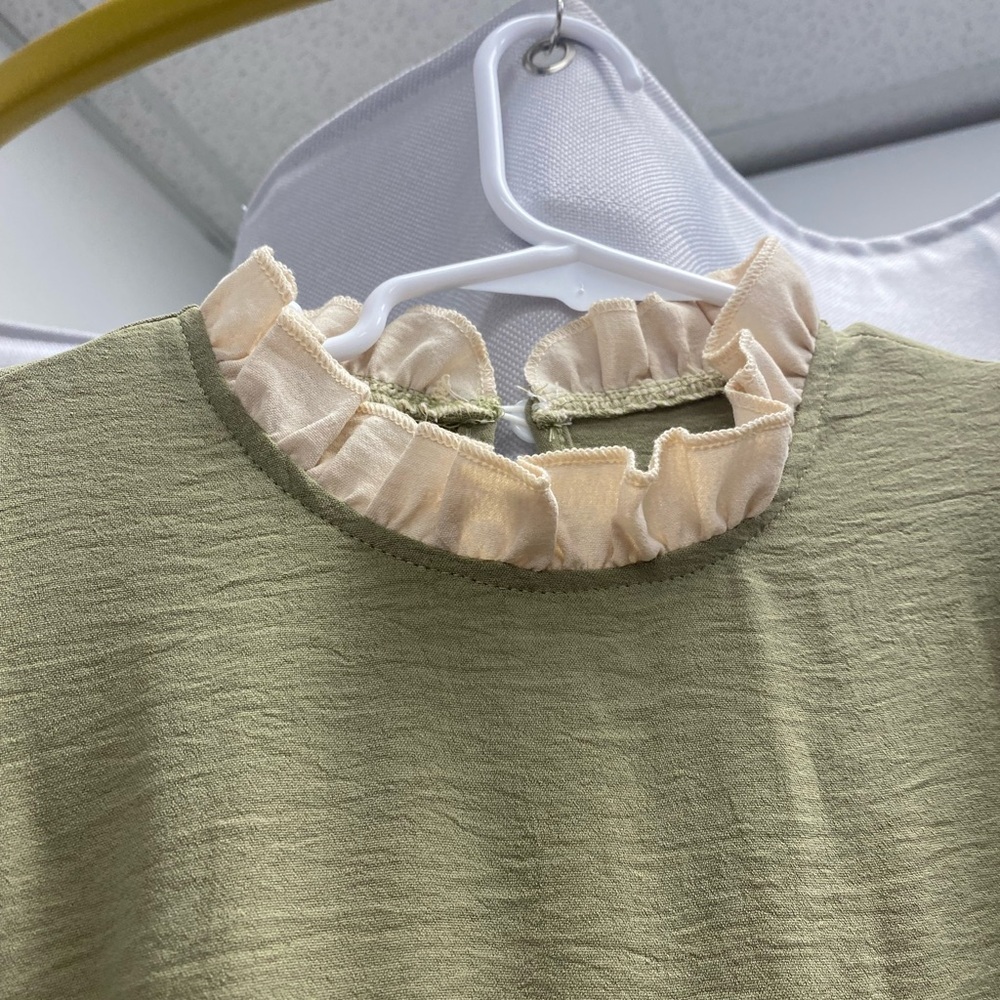 Elegant Green Kids Dress with Cream Accents - Picture 3 of 5